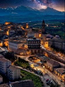 eine Stadt bei Nacht mit Bergen im Hintergrund in der Unterkunft Gioscy in Città Sant'Angelo