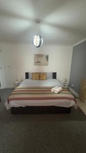 a bedroom with a large bed in a room at King Room sheared house in Bristol