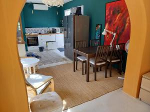 a kitchen and dining room with a table and chairs at Casa Papaver Relax Appartement in Coín