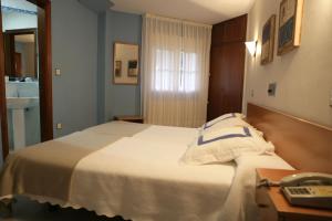 A bed or beds in a room at Hotel Azpiazu