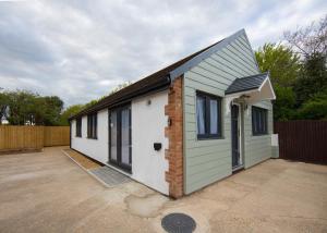 a small house with green and white at Private 2 Bed Escape with Huge Parking in Ely