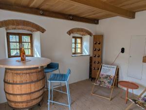 a wine tasting room with a bar in a wine cellar at kleine Reblaus in Bad Waltersdorf