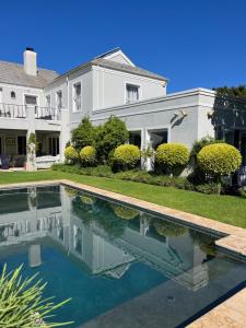 ein Haus mit einem Swimmingpool vor dem Haus in der Unterkunft Francolin Studio in Kapstadt