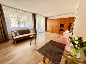 a living room with a couch and a table at NEU Apartmenthaus-Usedom Familie Stopp Kajüte 7 - Balkon - strandnah in Kölpinsee