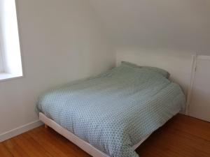 a bed in a corner of a room at Maison de Crozon in Crozon +2 photos
