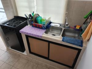 eine Küche mit Spüle und Herd in der Unterkunft SweetHome con amplio y fresco patio in Tampico + 29 Fotos