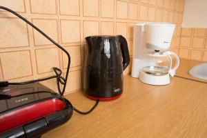 a coffee maker sitting on a counter next to a blender at CouCouNaries in Nisís Ánidhro