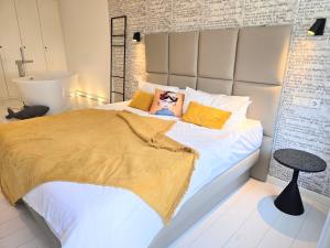 a bedroom with a bed with a girl on it at Ferienwohnung Lieblingssuite am Strand in Ahlbeck