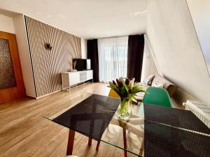 a living room with a glass table and a couch at SELTEN Wasserblick Kölpinsee - Tolle Ferienwohnung unter 500m zur Ostsee Kajüte 12 in Kölpinsee +22 photos