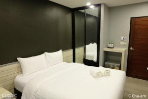 Postel nebo postele na pokoji v ubytování C Cha-Am Hotel