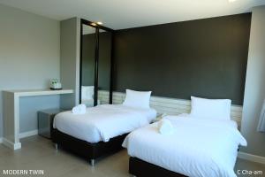 Postel nebo postele na pokoji v ubytování C Cha-Am Hotel
