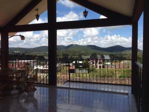 Blick vom Balkon eines Hauses in der Unterkunft Hotel Lienzo Charro 1 in Huasca de Ocampo