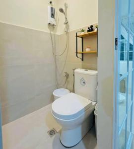 a bathroom with a toilet and a shower at Casa Augusto in Santo Tomas