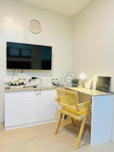 a kitchen with a desk with a television and a chair at Casa Augusto in Santo Tomas