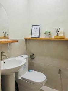 a bathroom with a toilet and a sink at Casa Augusto in Santo Tomas