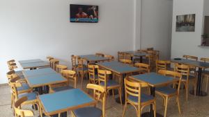 a group of tables and chairs in a room at Continente Park in San Clemente del Tuyú