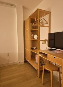 a room with a desk with a computer and a monitor at SoSi Stay in Seoul