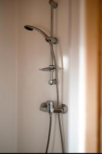 a metal shower head in the corner of a room at Parc Boulée in Ven-Zelderheide