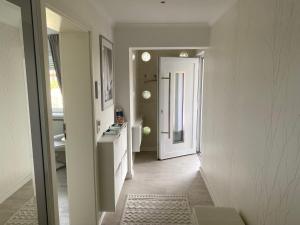 a room with a hallway with a white door and a room with a hallway at Ferienwohnung Edelweiss am Steinberg in Goslar mit Terrasse und Garage in Goslar +16 photos