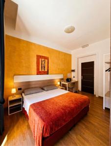 Llit o llits en una habitació de San Max Hotel