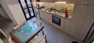 an overhead view of a kitchen with a table and chairs at Trivia Rent in Reggio di Calabria