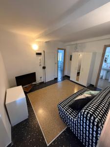 a living room with a bed and a television at Appartamento LUNA in Mele