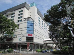 duży biały budynek z napisem w obiekcie Orchard Point Serviced Apartments w Singapurze