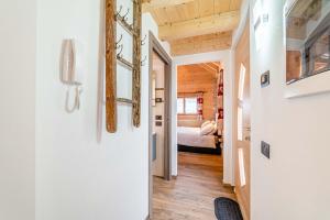 a hallway leading to a bedroom with a bed at Blizzard apartments Kevin in Arabba