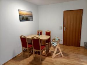 a table and chairs in a room with a door at Ferienwohnung Notos- Eislingen in Eislingen