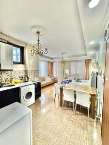 a kitchen and living room with a table and a dining room at Sultanahmet Lİfe Apart in Istanbul