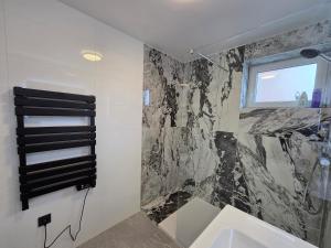 a bathroom with a black and white marble wall at Flexi flat Gosselies Providence 12 in Charleroi +13 photos