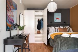 a bedroom with a bed and a desk with a desk at Guestly Homes - Central Premium Studio in Västerås