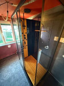 an elevator in a train with a glass door at Intimissima apartman in Odorheiu Secuiesc +15 photos