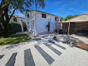 a backyard with a white building and a fence at Love room le bain in Le Val