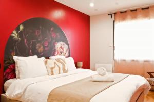 a bedroom with red walls and a large bed at Escale Doullennaise - Appartement neuf avec terrasse in Doullens