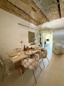 a dining room with a table and chairs at La Presentosa b&b in Fossacesia