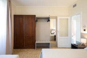 a bedroom with a closet and a bed and a door at Villa Viadeipini22 in Bellagio