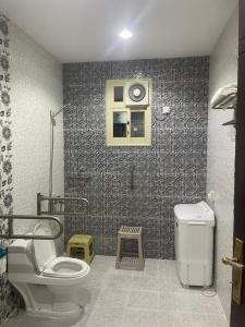 a bathroom with a toilet and a shower at شقق همسات المخدومة in Khamis Mushayt +7 photos
