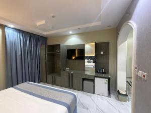 a hotel room with a bed and a tv at فندق اجنحه البيداء فرع2 AlBaydaa Suites Hotel Branch in Medina