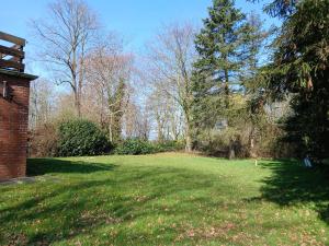 a grassy yard with trees and a brick building at Haus am Kirschbaum in Belum