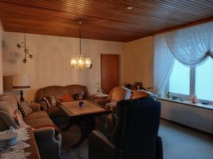 a living room with couches and a table at Haus am Kirschbaum in Belum