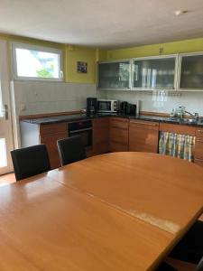 a kitchen with a wooden table and a tableasteryasteryasteryasteryasteryasteryastery at Apartmentpension Am Krongut in Potsdam +18 photos