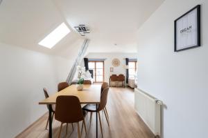 a dining room with a table and chairs at Spacious 80 m2 Apartment I 3 Rooms I Up to 8 Guests I Near Train Station in Steyr