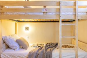 a bunk bed with a ladder in a room at Résidence Pierre & Vacances Les Restanques du Golfe de Saint-Tropez in Grimaud