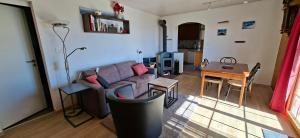 a living room with a couch and a table at Kiludi in Bullet