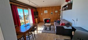 a living room with a couch and a table at Kiludi in Bullet
