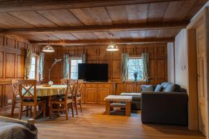 a kitchen and living room with a table and a couch at Ferienhaus Sonne in Jiříkov
