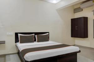 a bedroom with a large bed in a room at Hotel O Parinda Lodging in Chinchwad