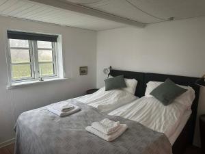 ein Schlafzimmer mit zwei Betten, auf denen Handtücher liegen in der Unterkunft Tøndegården 3 rooms apartment in Odense