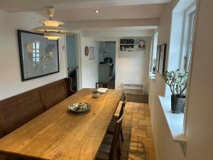 ein Esszimmer mit einem Holztisch und Stühlen in der Unterkunft Tøndegården 3 rooms apartment in Odense
